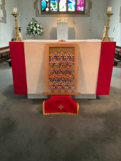 Yr3-crosses-altar